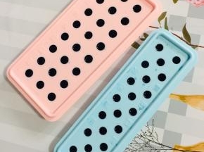 蝶豆花泡的水倒入提前清洗干净的法焙客冰模中！