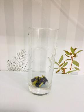 取10朵蝶豆花放入杯中！