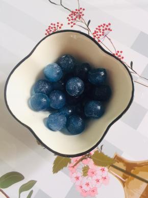 蝶豆花冰球放入碗中，再连碗一起放入冰箱冷冻备用！