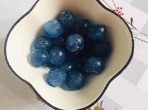 蝶豆花冰球放入碗中，再连碗一起放入冰箱冷冻备用！