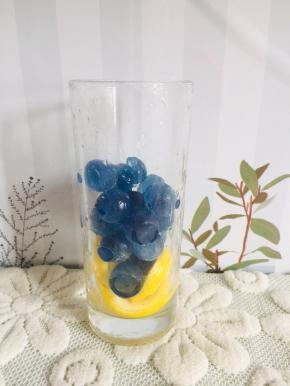 倒入蝶豆花冰球！