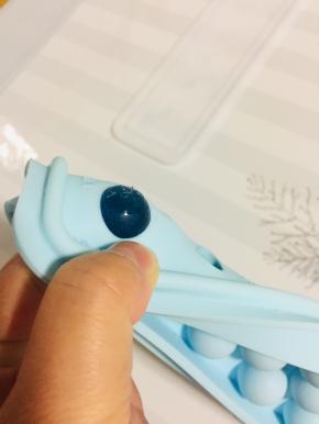 冰冻好后，手指轻轻顶一下就可以完美的脱模了！