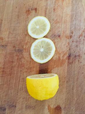 柠檬用盐搓洗干净后，切成片备用！