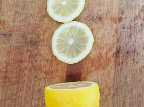 柠檬用盐搓洗干净后，切成片备用！