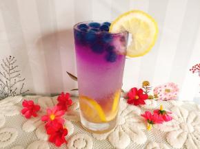 蝶豆花冰球慢慢的和柠檬汁混合在一起，颜色也变成粉紫色，让人忍不住想要喝上一口……