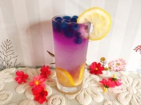 蝶豆花冰球慢慢的和柠檬汁混合在一起，颜色也变成粉紫色，让人忍不住想要喝上一口……