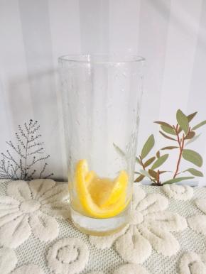 杯子里放入两片柠檬，用勺子按压一下，压出柠檬汁儿！