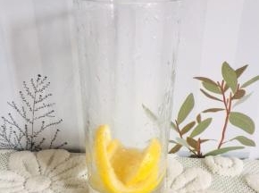 杯子里放入两片柠檬，用勺子按压一下，压出柠檬汁儿！