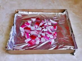 洋葱去皮切小块，放入垫好锡纸的烤盘中。（切洋葱前嘴巴里含一口冷水再切，这样不会辣眼睛呦）