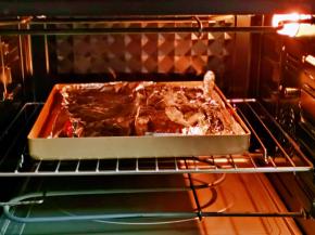 上面再盖一张油纸，入烤箱中层，上下180度烤8分钟。