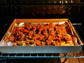 撤掉上面的锡纸，撒上孜然，白芝麻200度再看5分钟即可，喜欢吃辣还可以撒上些辣椒粉。