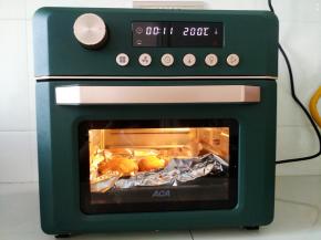 取出放铺了锡纸的烤盘上。放入预热好的空气炸烤箱下层。