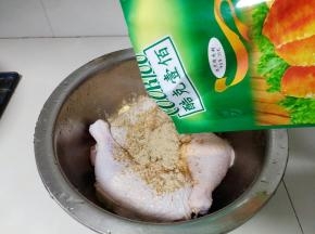 把孜然烤肉料倒入鸡腿中，翻拌混合均匀。