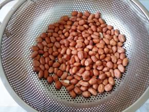 花生米先冲下水，洗去灰尘和杂质，然后晾干水。