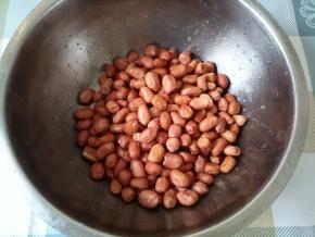 先洒一些第三步调配的水，注意不要太多，洒或喷都行，不要一下倒下来。