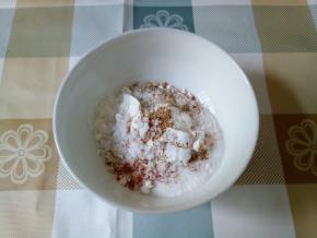 取一个碗，加入面粉、淀粉、小苏打、辣椒粉、五香粉，再加10克盐、20克糖，然后拌匀。（盐的量可以减少一点，有点咸，糖的量可以加多一点点。）