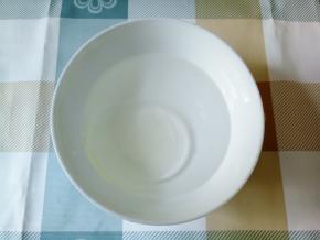 另取一个碗，加5克盐，10克糖，10克油，再加半碗水，搅匀。实际用到的水量很少。