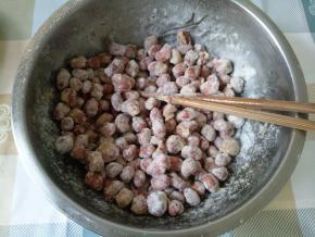 先用筷子搅拌均匀，尽量让每一颗花生都裹上粉料。