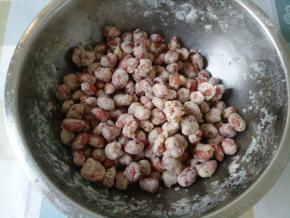 然后再洒一些水，再倒一些粉，双手端着大碗，顺时针或逆时针晃动。