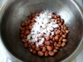 倒入五分之一的粉料。