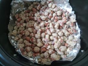 然后再洒一些水，再倒一些粉，双手端着大碗，顺时针或逆时针晃动。