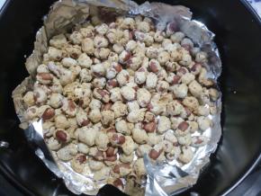 为了确保花生熟了，又烤了5分钟，别忘了翻动花生。总共烤了20分钟，