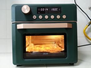 ACA空气炸烤箱空气炸功能190度预热5分钟以上，放入烤盘，烤制14分钟。