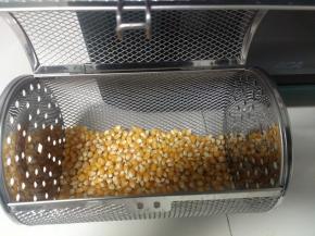 小玉米粒放入烤箱转笼中，扣牢。
