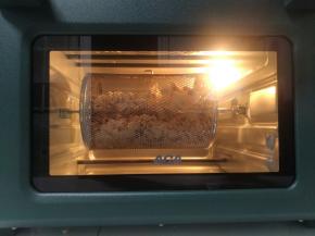 选择空气炸功能，只需200度10分钟，就可品尝到原味爆玉米花。