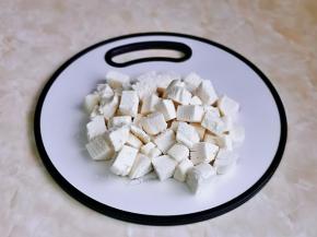 首先将馒头切小块。