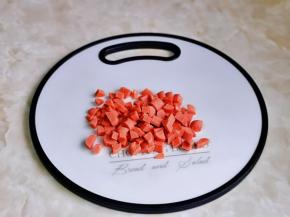 火腿肠切小丁。