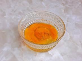 鸡蛋磕碗里，加入盐，十三香。