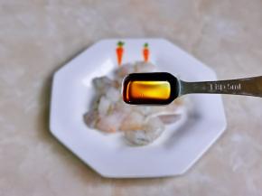 虾仁洗干净切丁放入盘中，加入料酒。