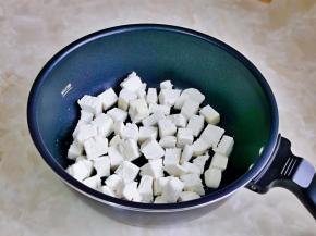 起油锅，加入馒头块。