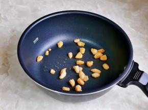 腌制好的虾仁，放入锅中煎至变色盛出备用。