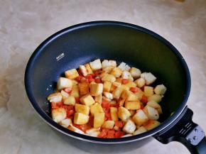 再倒入蛋液。（蛋液均匀的撒上馒头上）