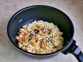 再撒上马苏里拉芝士，煎好的虾仁，最后撒上熟黑芝麻。