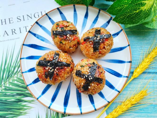 恐龙蛋海苔饭团