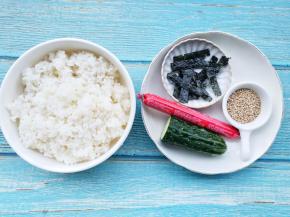 准备好所有食材，海苔剪成长条。