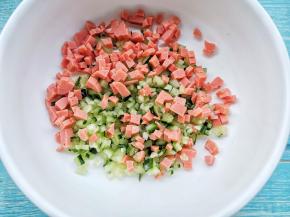 黄瓜、火腿肠切丁，