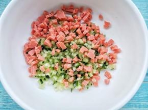 黄瓜、火腿肠切丁，