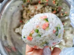 用保鲜袋装40g饭团包起压紧整理成恐龙蛋形状。