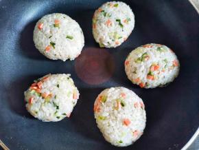 放入锅中煎至两面金黄。