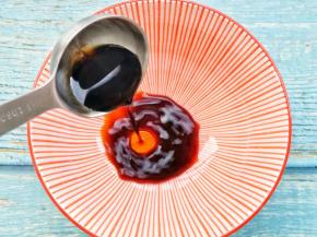 碗中加2勺生抽，