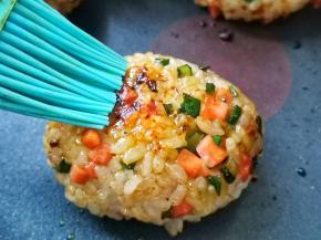 将饭团刷一层酱汁。