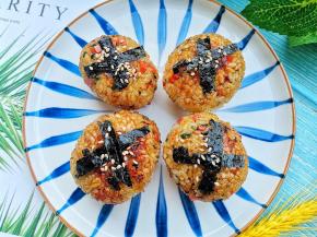 放上海苔条，撒上白芝麻即可。