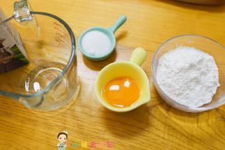 所有材料准备好，两个蛋黄放在牛奶里的一个蛋黄用来抹面