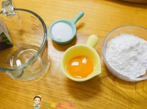 所有材料准备好，两个蛋黄放在牛奶里的一个蛋黄用来抹面