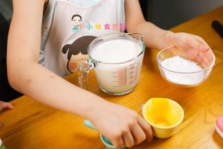 牛奶500g 蛋黄2个 玉米淀粉50g 糖20g	全部放进容器里