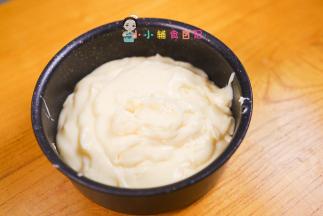 容器内铺一张油纸，表面抹平后冰箱冷藏三小时